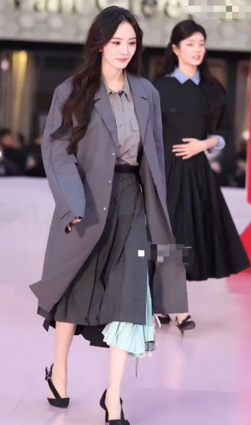 杨幂一身灰色系职场女强人造型出席活动，化身穿Prada的女王