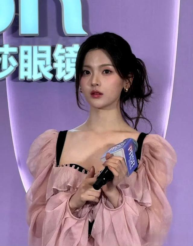 杨超越｜活动现场生图，靠颜值出圈就是不一样！ ?经得起镜头的考验