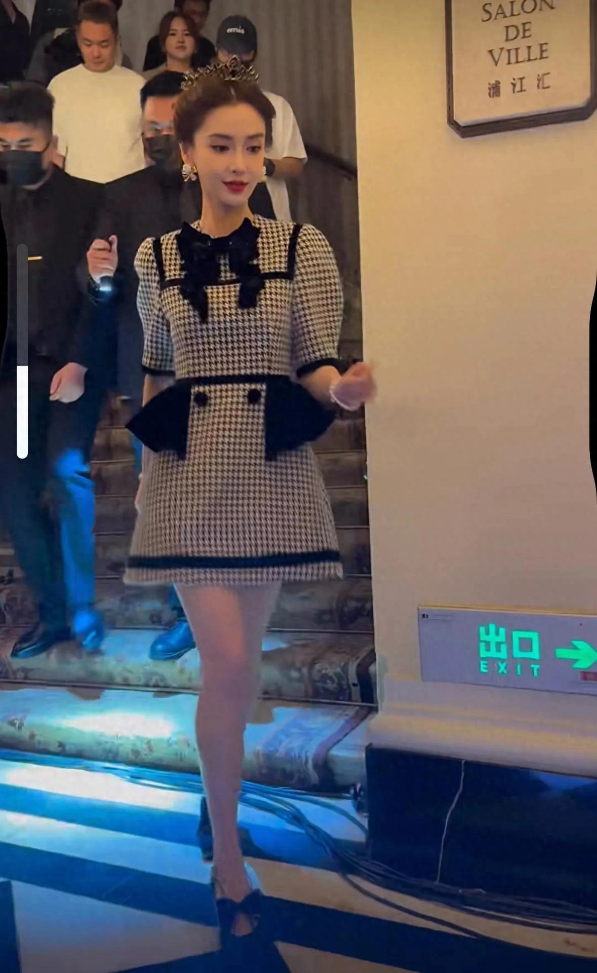 杨颖现身时装周看秀,穿千格鸟套装佩戴王冠,美的像童话里的公主