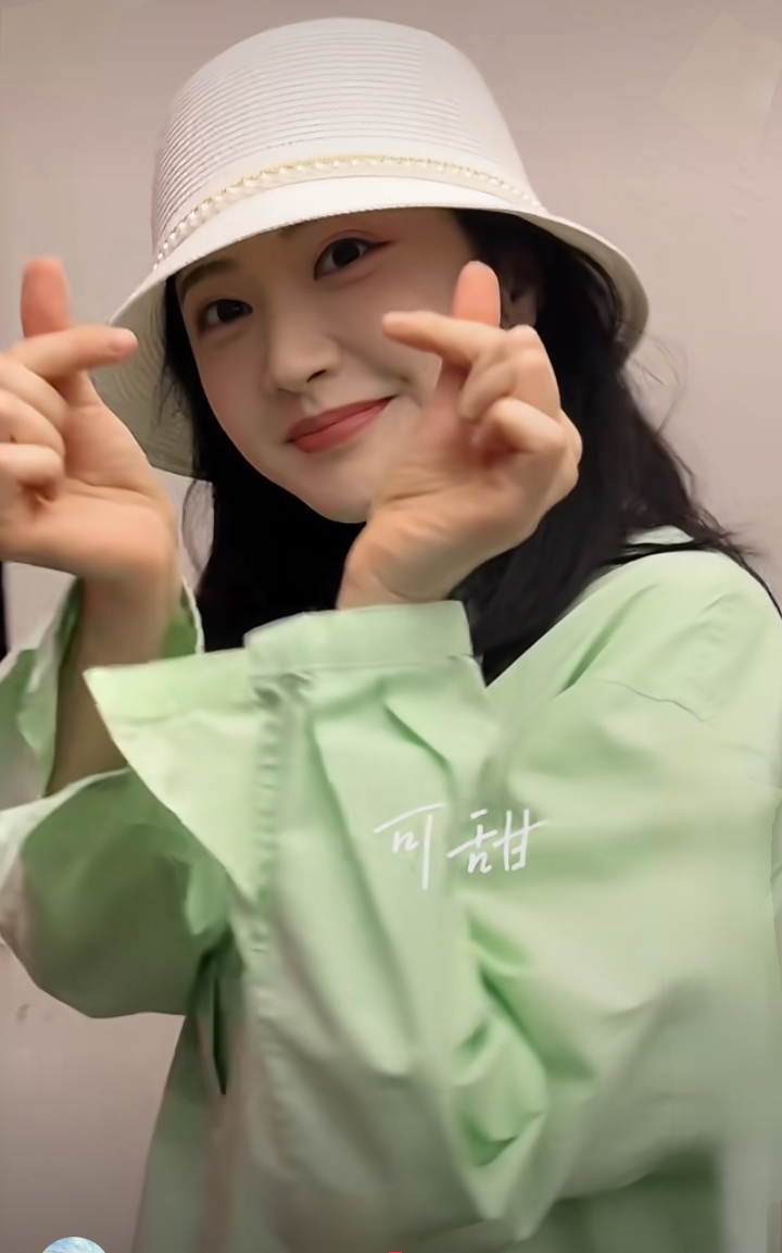 景甜黑色中长发搭薄荷绿衬衫配珍珠渔夫帽甜美气质与美貌双双在线