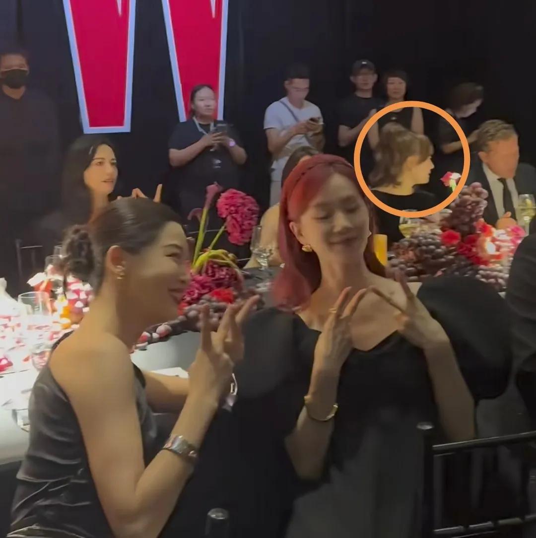 W主编搂着唐嫣，刘诗诗杨幂坐嘉人总裁身边，孙俪跟外国高管热聊