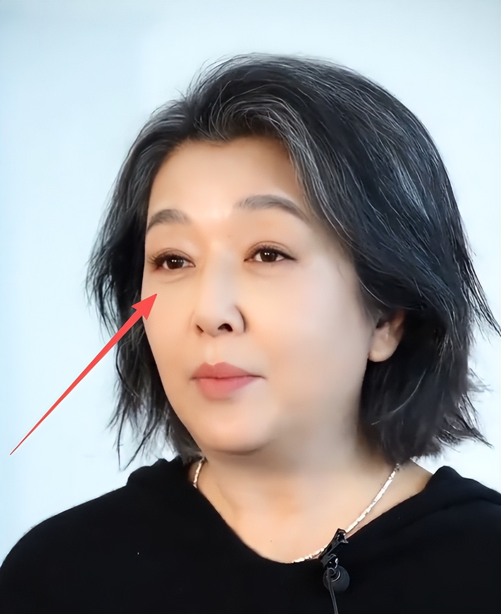 与靳东同居5年，57岁江珊生图肿胀不敢认，现身音乐剧断崖式衰老