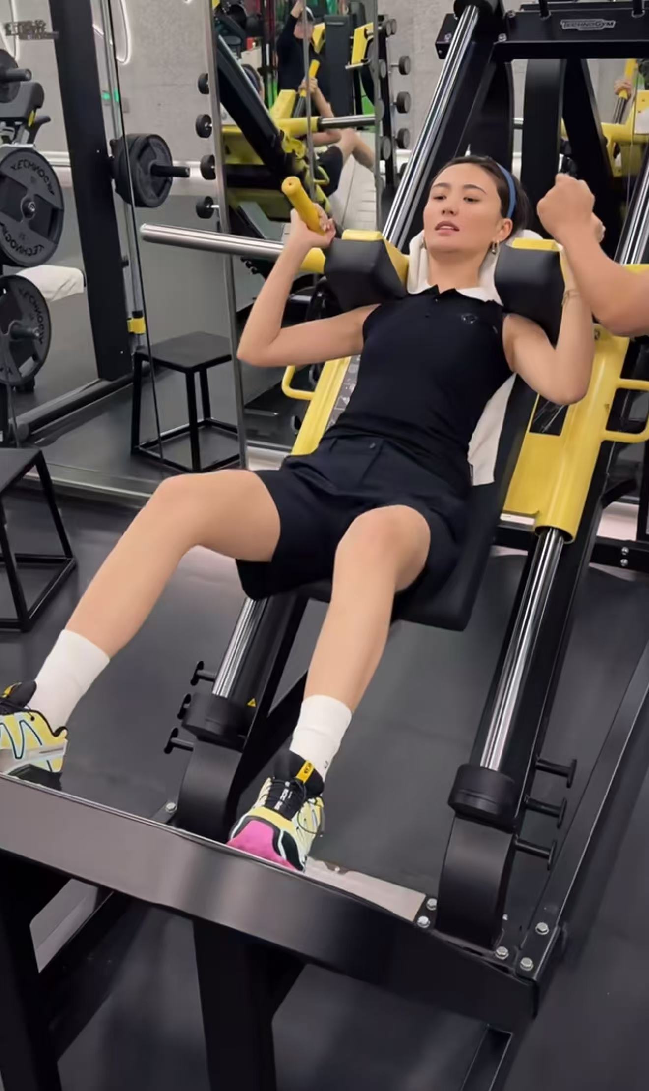 海哈金喜离婚后首晒照！沉迷健身身材消瘦，十字发文表明当下心境