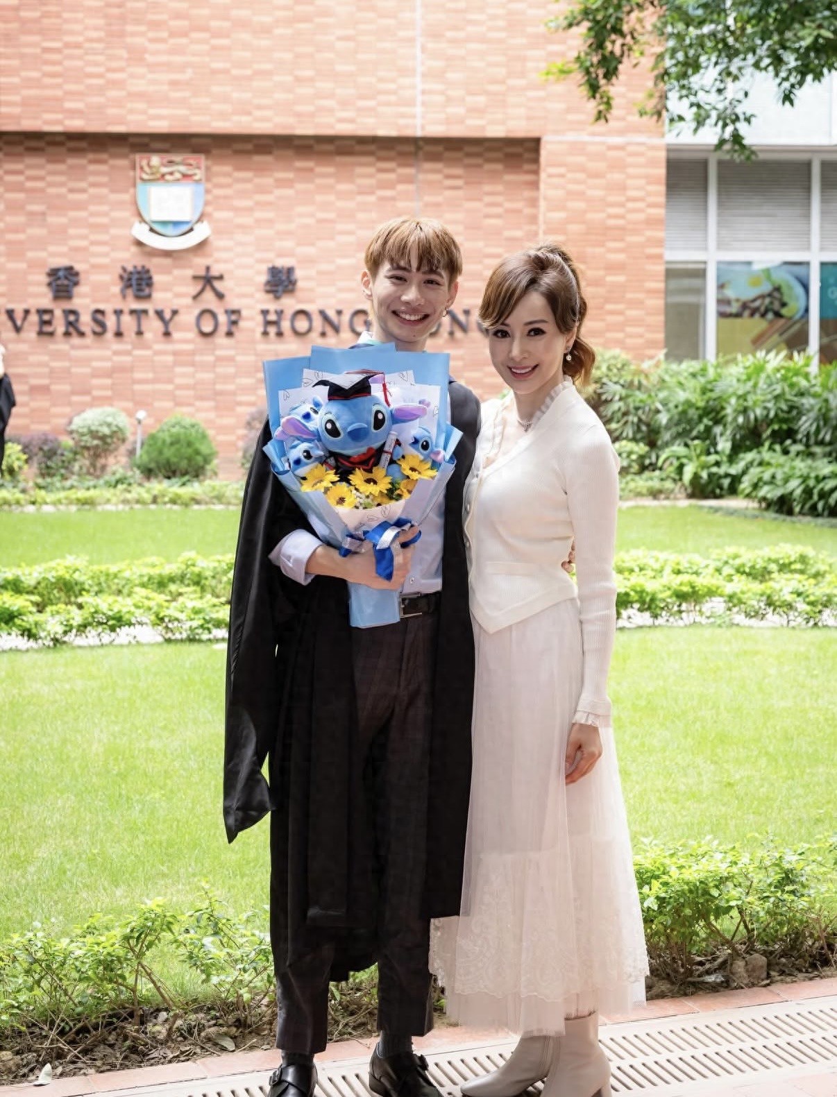 罗霖参加29岁长子硕士毕业礼,晒母子合照颇感慨,一人养大仨儿子