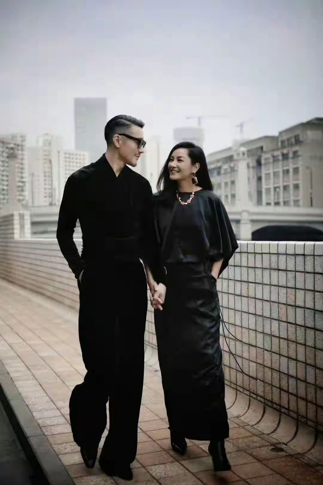 胡兵瞿颖北京街头拍照，被路上遛弯的大爷“催婚”，网友：在一起