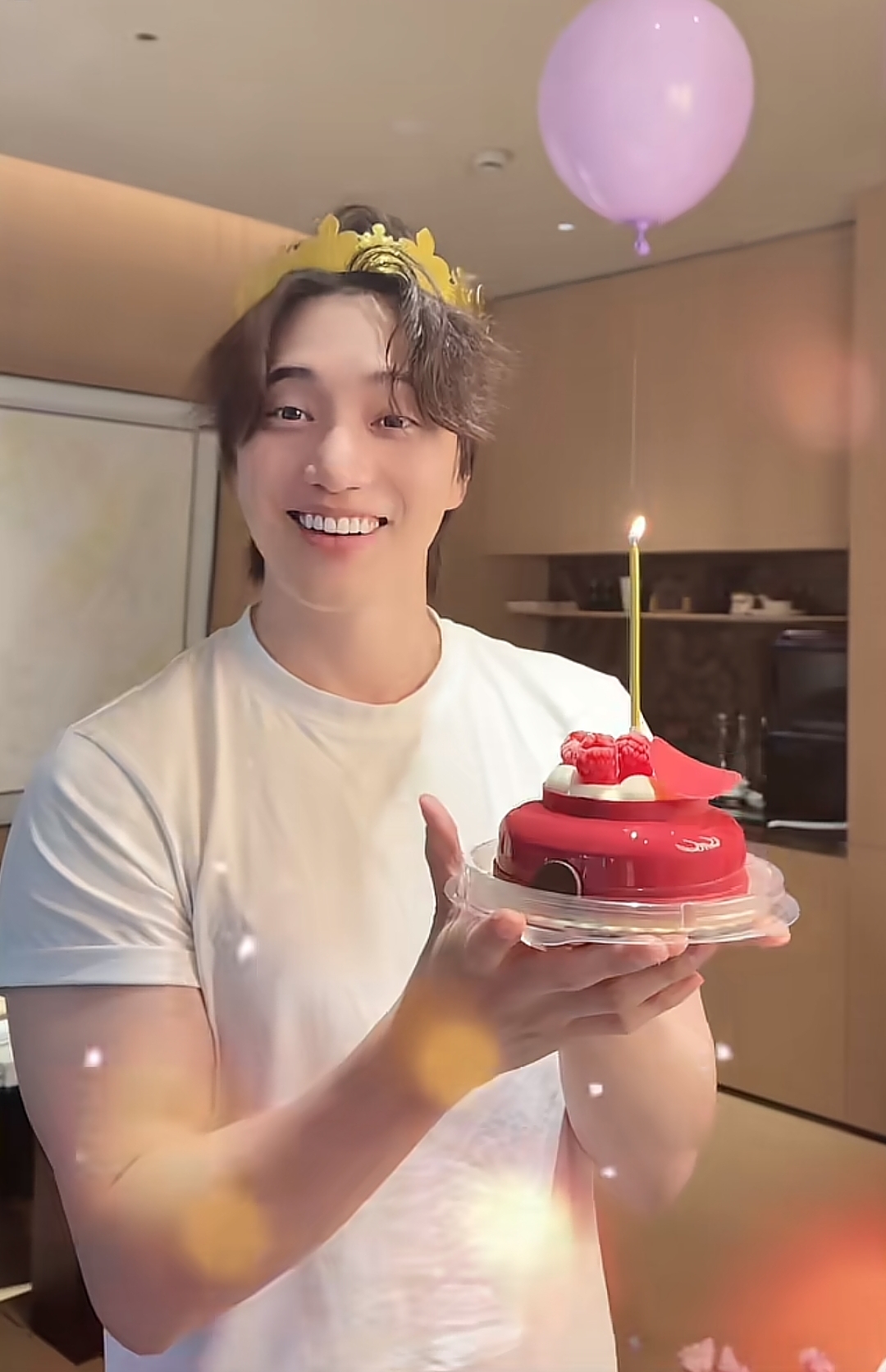 张檬为老公过37岁生日,夫妻抱娃甜蜜亲吻,张檬产后身材反而更好