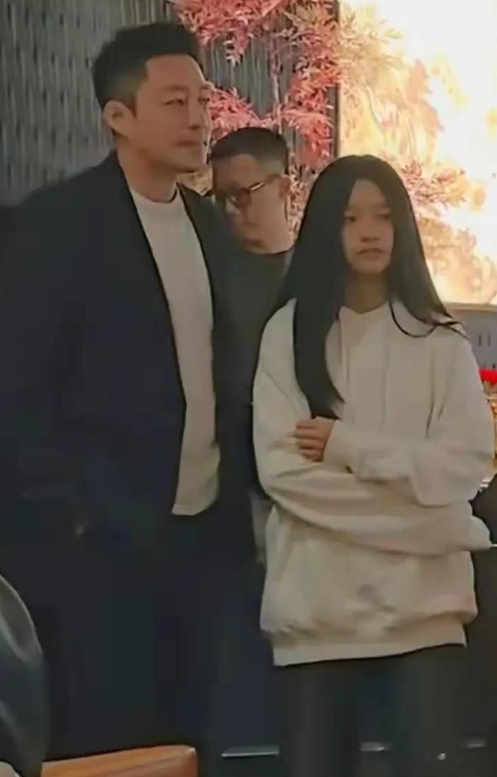 汪小菲带女儿麻六记吃饭，玥儿露正脸长发披肩与妈妈长相很相似似