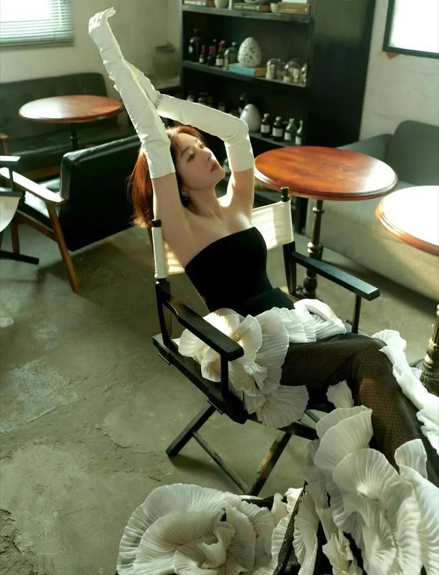 难怪魏大勋会喜欢秦岚,就这身材和颜值很难不心动!