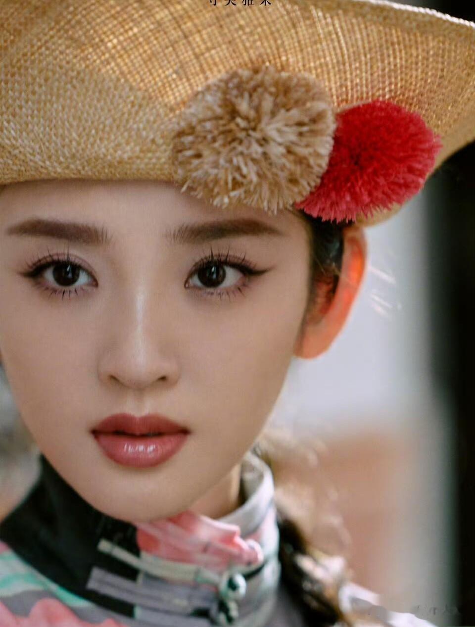 唐艺昕《时尚芭莎》大片释出,中西合璧的优雅和现代气息