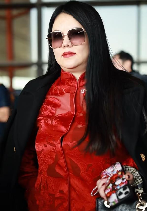 李湘王岳伦一同回国，拎4万手提包，看她全身照被吓到：真像座山