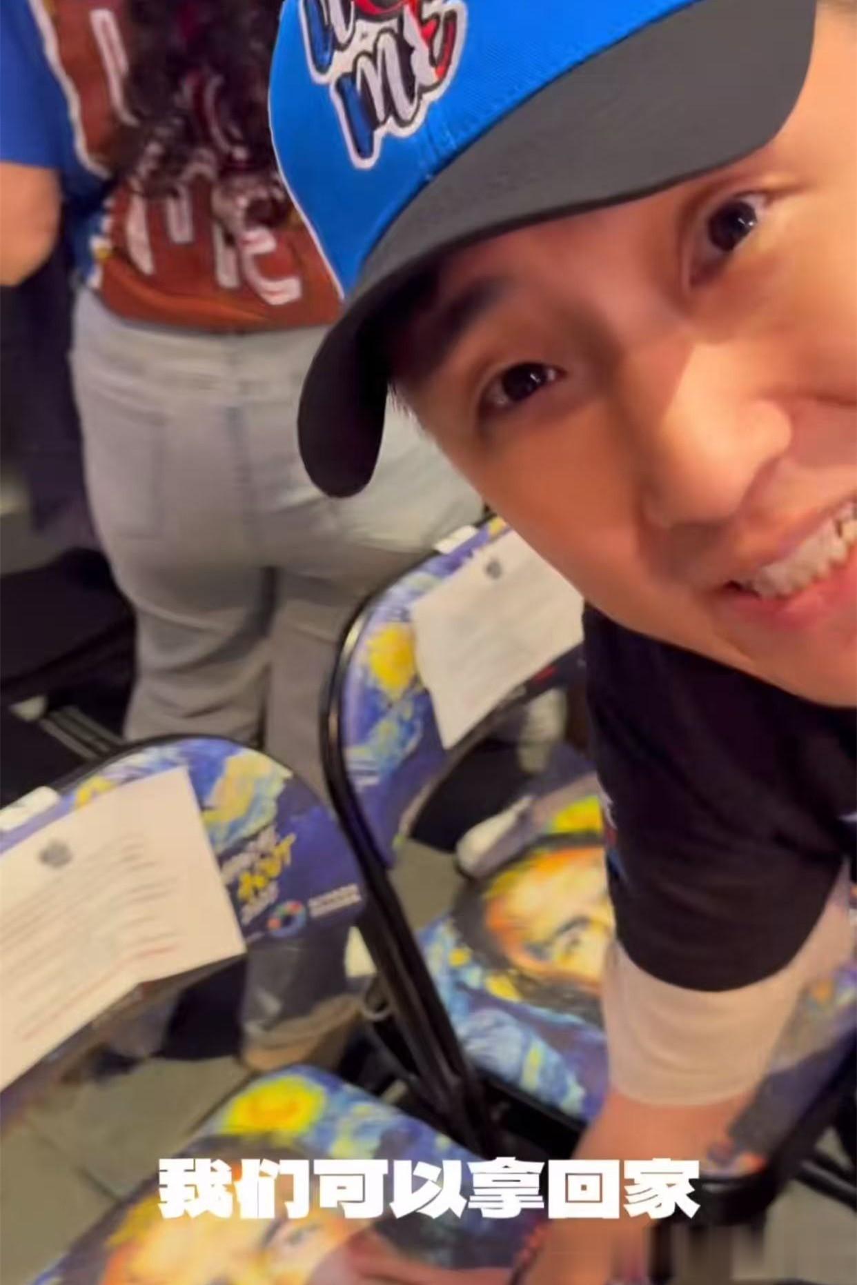 德云社尚九熙圆梦巴黎,看WWE比赛,获赠伴手礼,没演出也开心