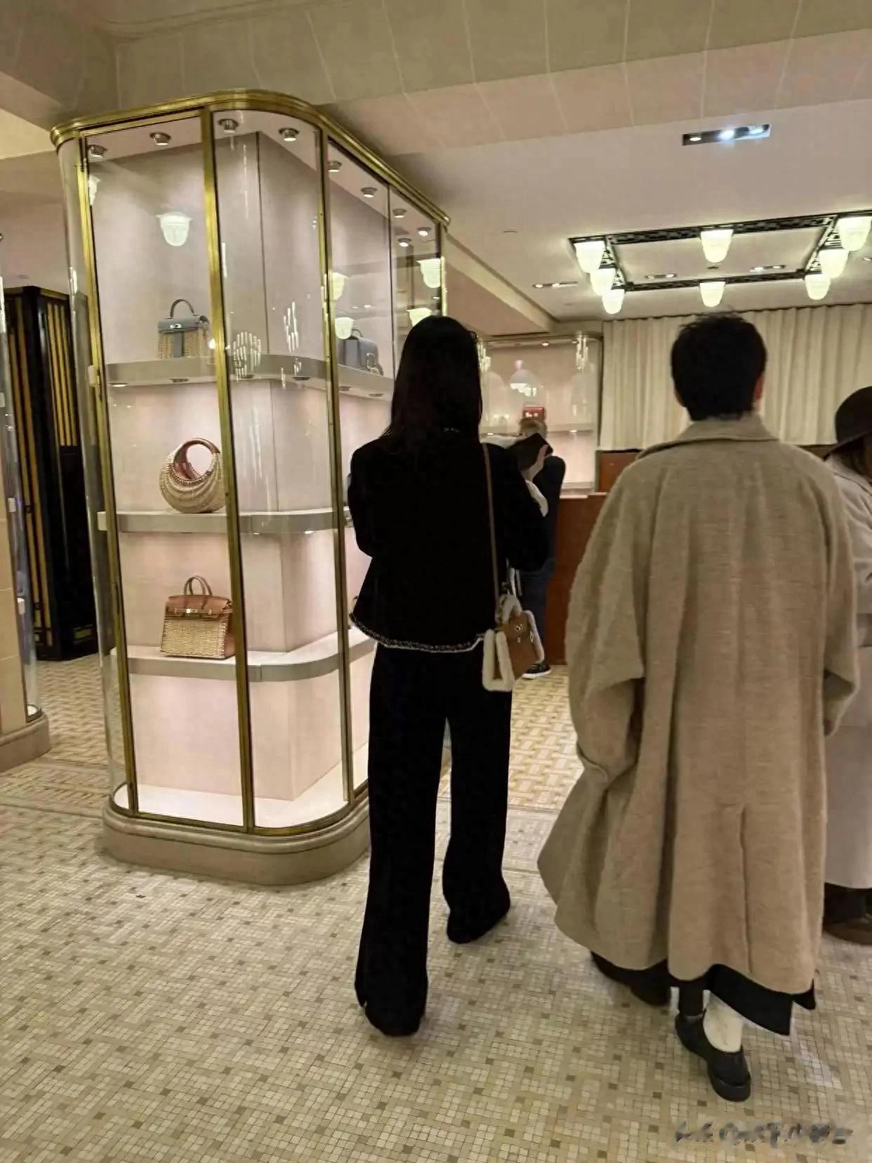 偶遇奚梦瑶爱马仕总店扫货，打扮贵气，看中就直接拿