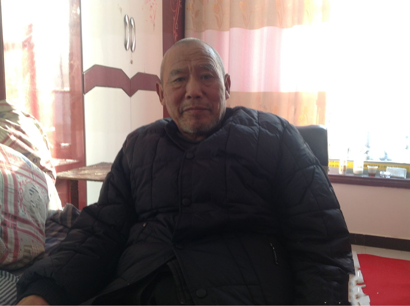 岳云鹏母亲豪宅生活曝光,与儿媳同住很惬意,满头白发仍精神矍铄