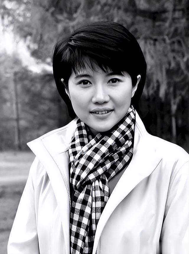 颜丙燕现状:曾与李乃文传绯闻,低调演戏热爱生活,今52岁仍单身