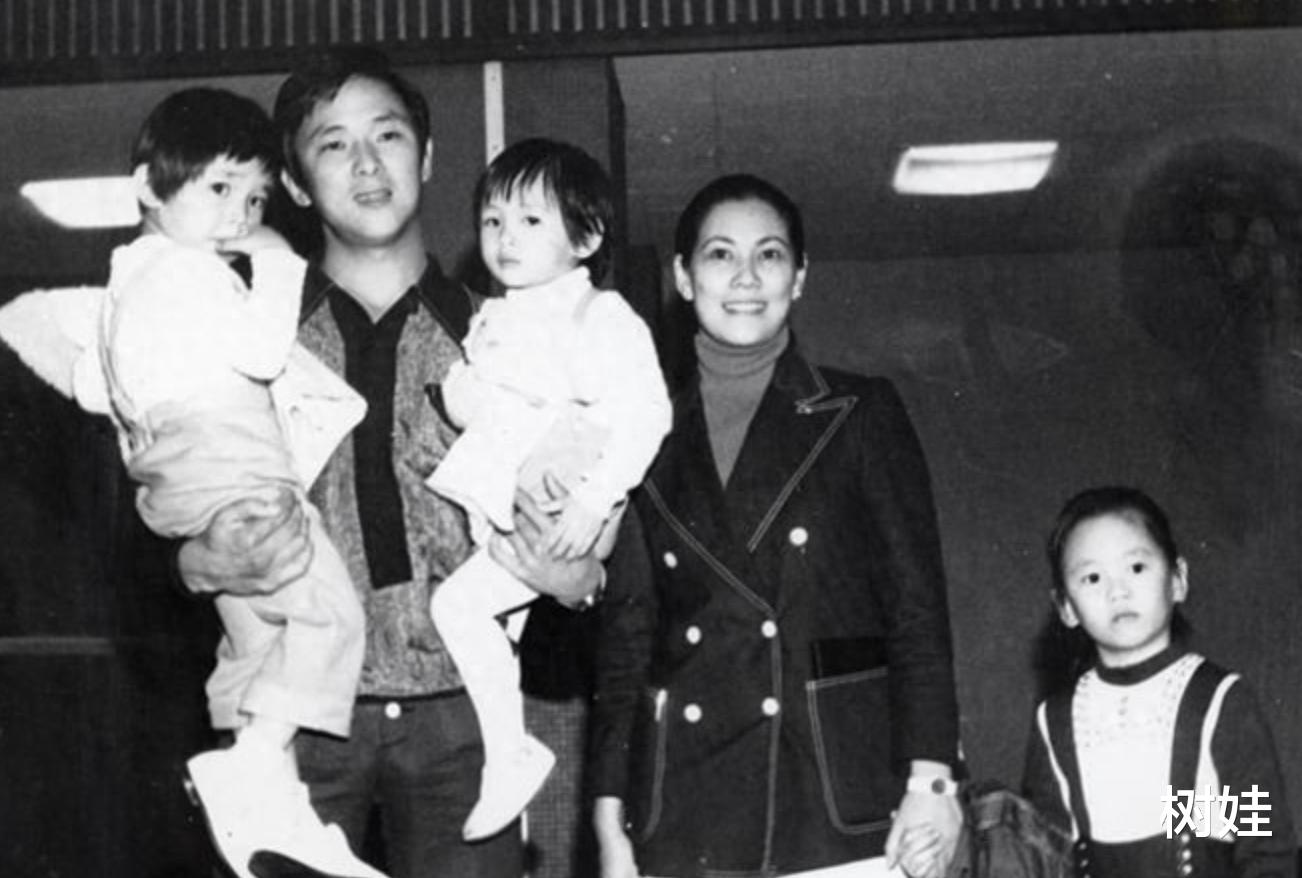 王馨平俩妹妹回香港探亲，姐妹仨做瑜伽身材好健美，长得都像林翠