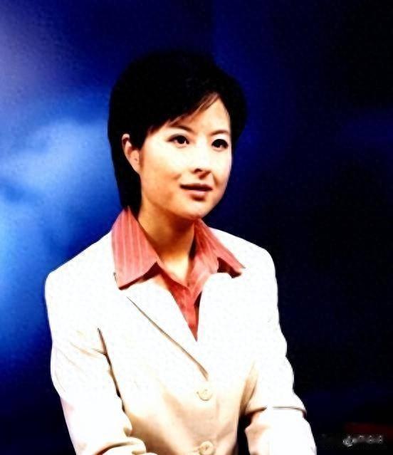 离开央视活出新高度，嫁大18岁李铁为妻，现在52岁的她后悔吗