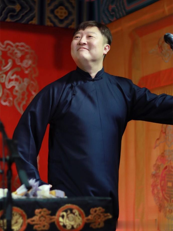 德云社曹鹤阳空降小剧场,给师弟捧哏,演一天,被杀马特造型抢镜