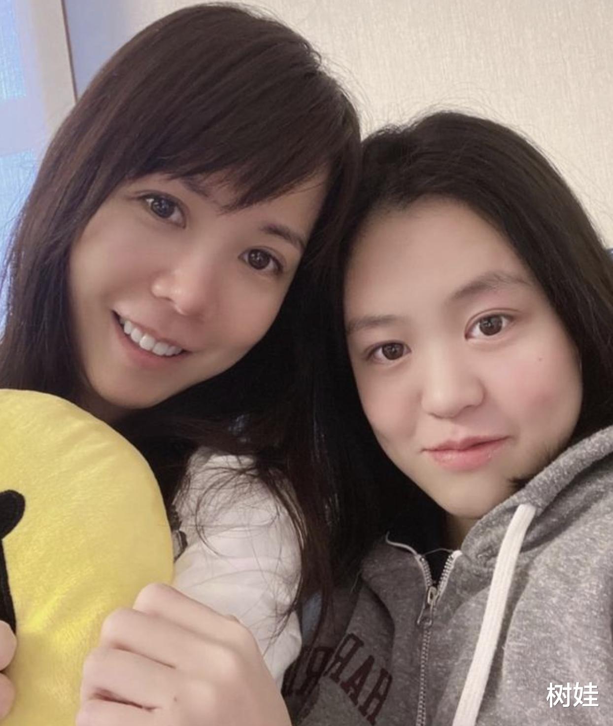 刘銮雄女儿23岁生日，与吕丽君外出庆祝称家人最棒，刘銮雄没来