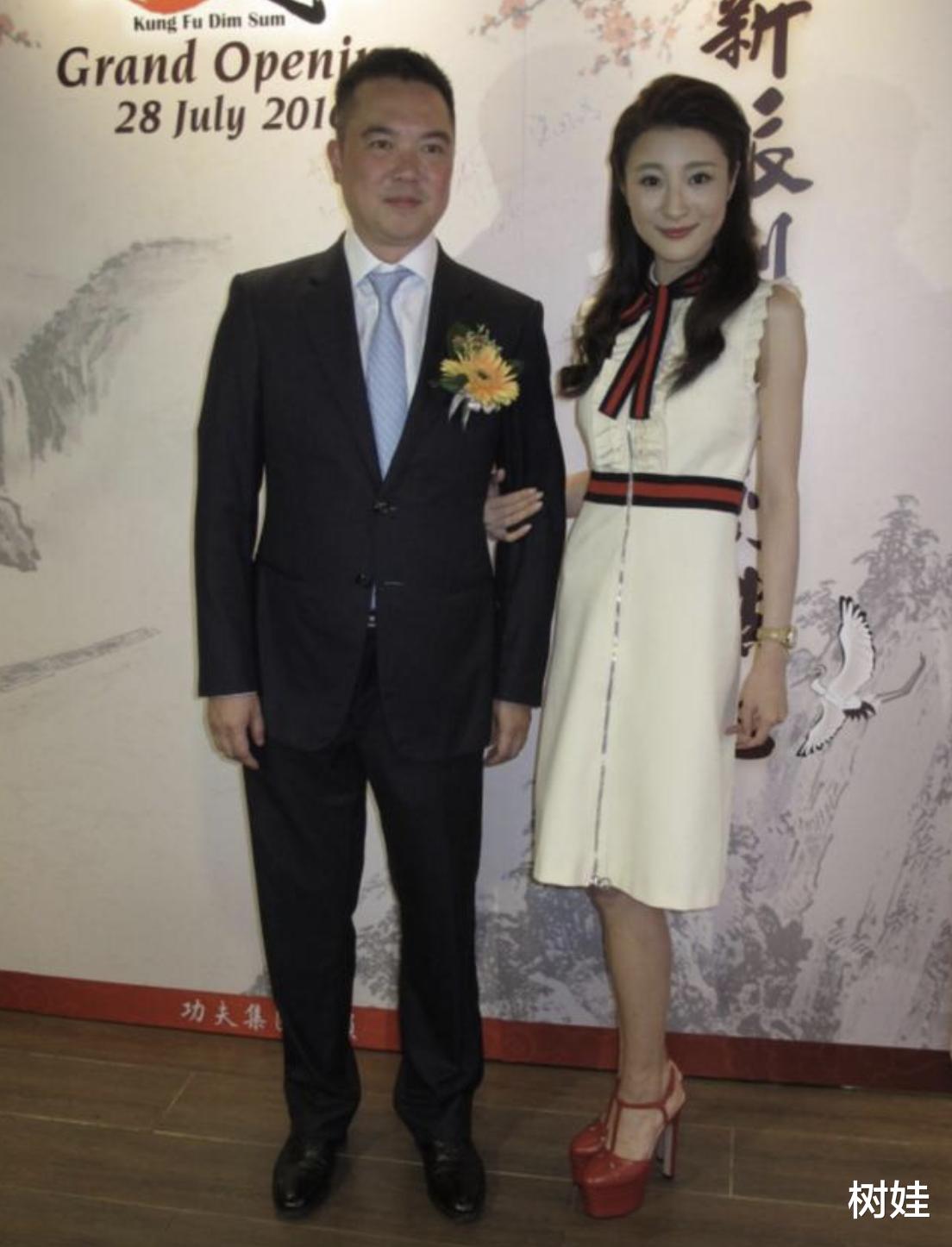 林夏薇大16岁丈夫破产风波后罕露脸，夫妻相依庆锡婚，佘诗曼也在