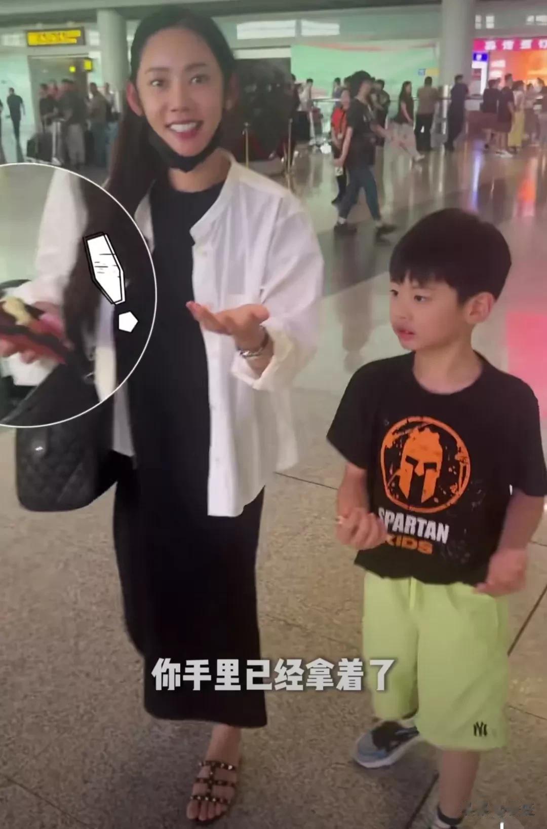 于晓光带儿子机场接秋瓷炫 7岁啪嗒外表俊朗 母子拥抱亲吻好温馨