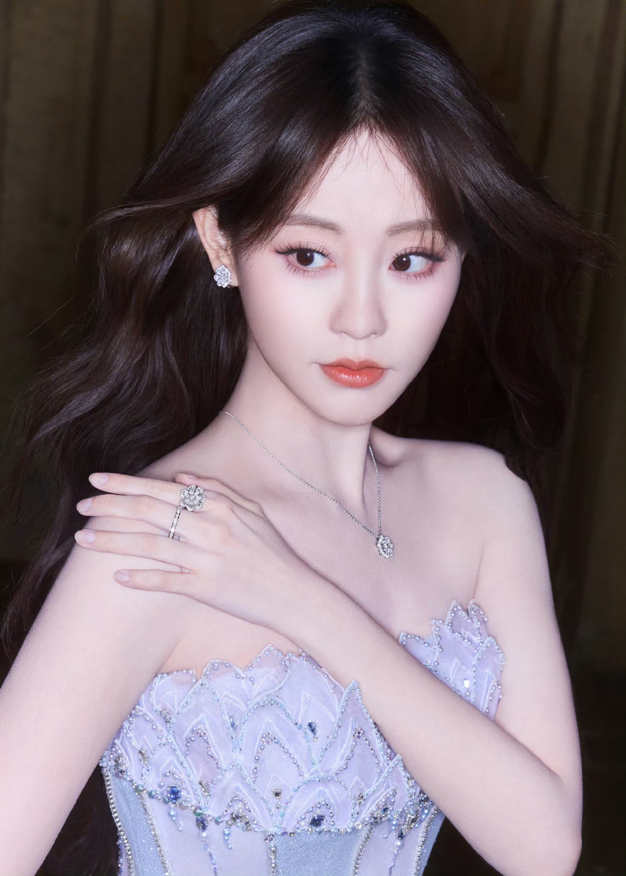 祝绪丹紫蓝纱裙美成星河，私服随性甜妹范儿十足！