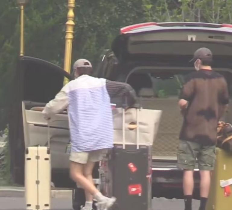 任素汐董博度假回京被拍，两人离婚后相恋10年，感情稳定很幸福