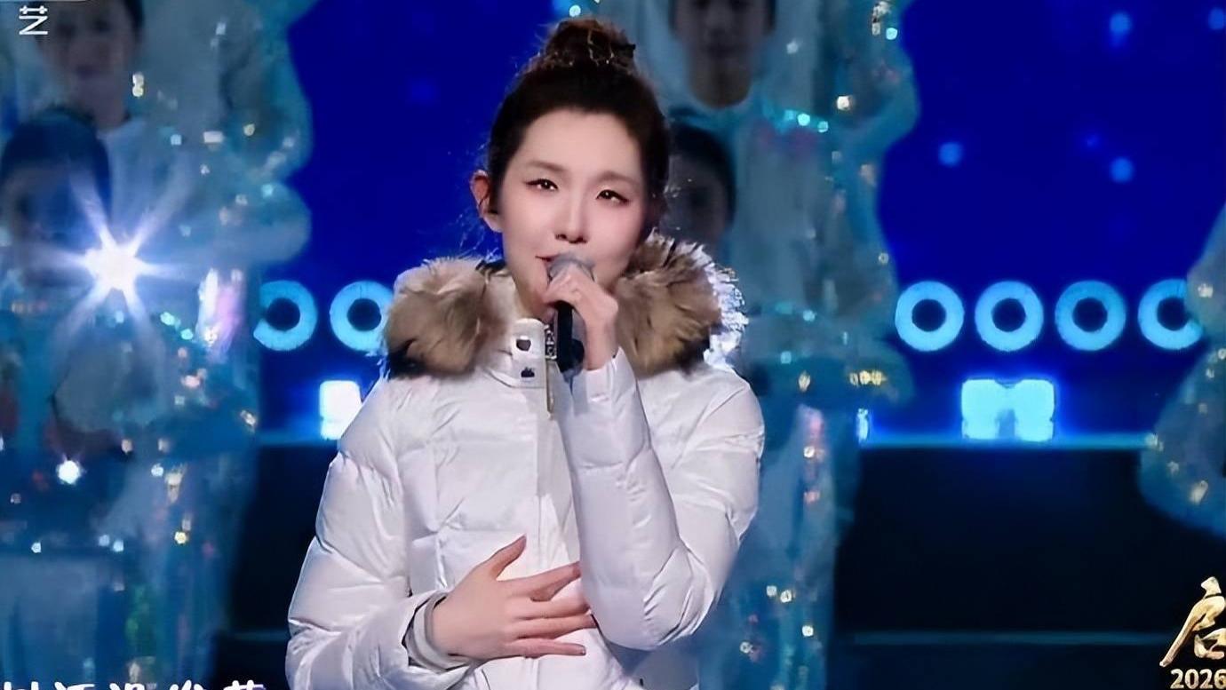 湖南元宵晚会告别“冻美人”！主持人集体穿呢子大衣，个个美丽又保暖