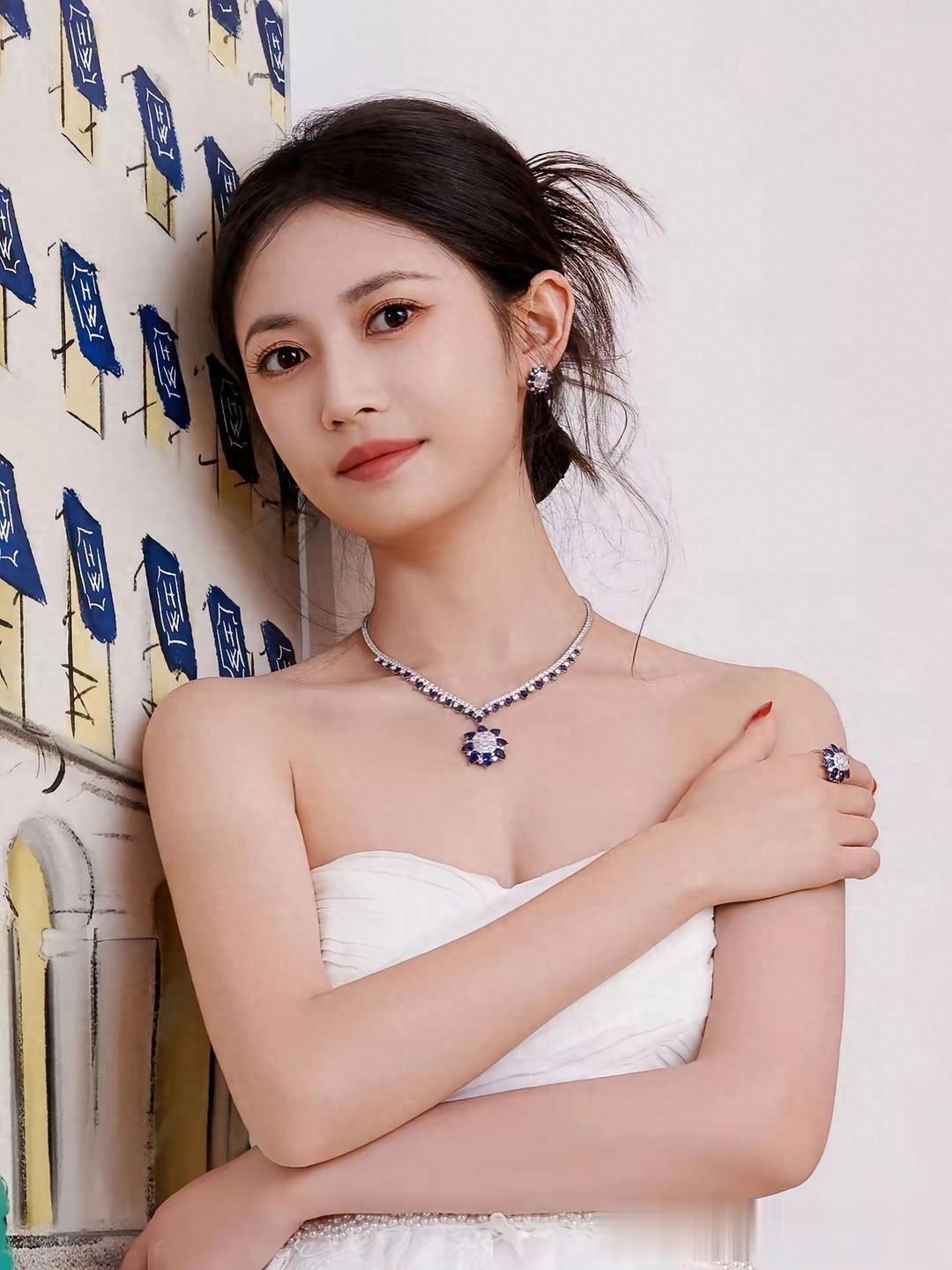 陈钰琪白裙造型美到发光!像从童话里走出来的公主,网友:心动了