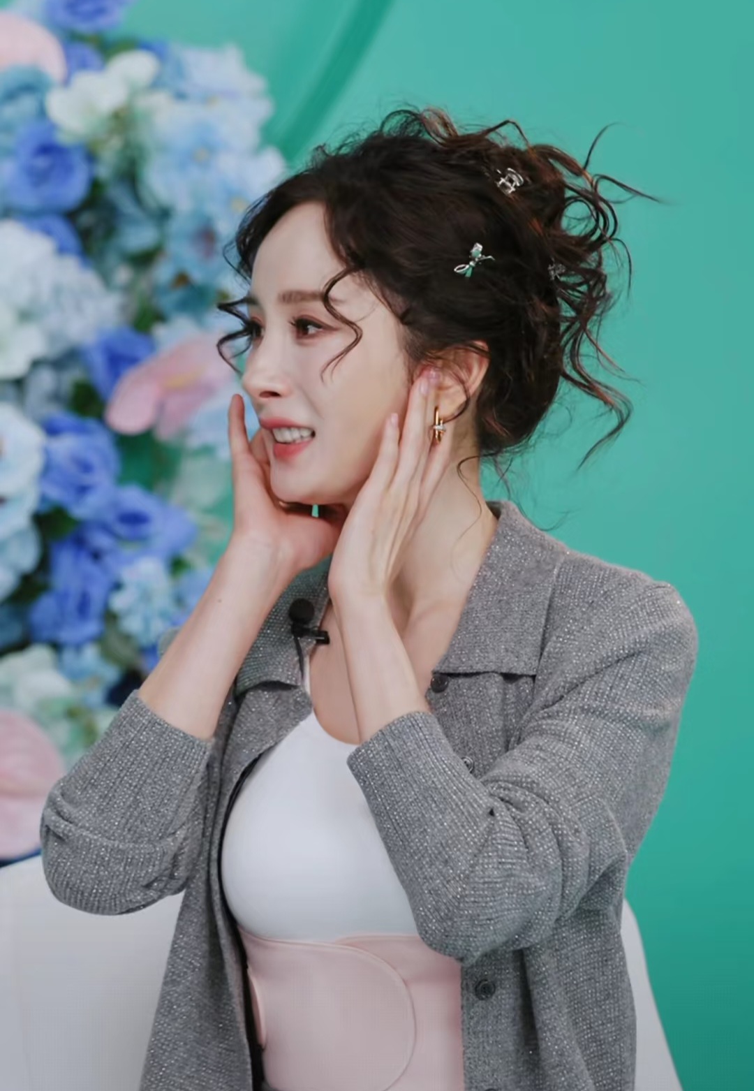 杨幂昨晚直播造型有突破，90年代复古影楼风的泡面卷盘发引发热议