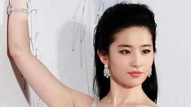 神仙姐姐太爆了，年轻时候的刘亦菲，真空斜肩吊带裙美丽又性感！