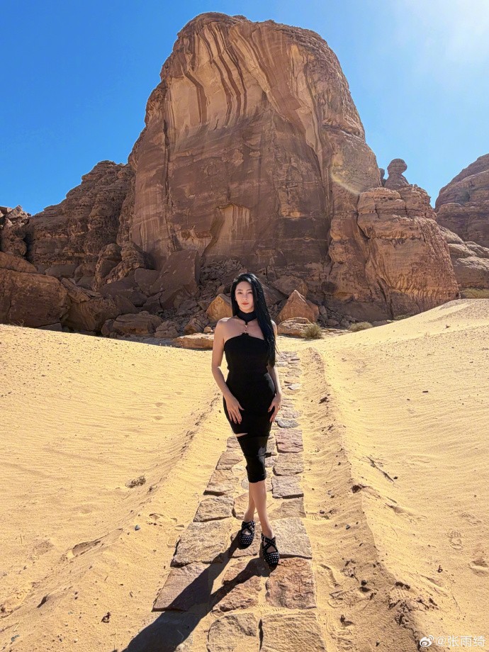张雨绮晒沙漠浪漫照,身穿一身黑尽显狂野,夕阳美得刚刚好!