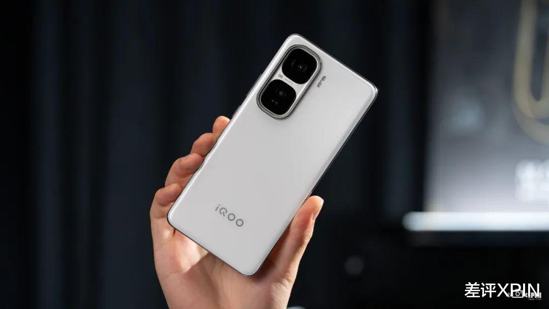 買芯片送手機？iQOO出了個2000多塊的驍龍8至尊版手機