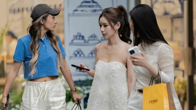 汪小菲被美女围着，马筱梅太单纯了?