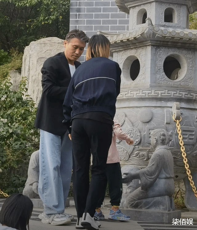 李乃文带妻女度假,老婆瘦高个打扮很朴素,女儿看着也就五六岁