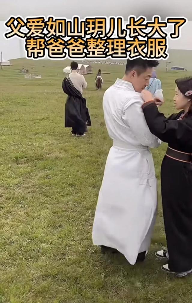 玥儿主动给汪小菲整理衣服,汪小菲亲自为玥儿牵马,父女互动有爱