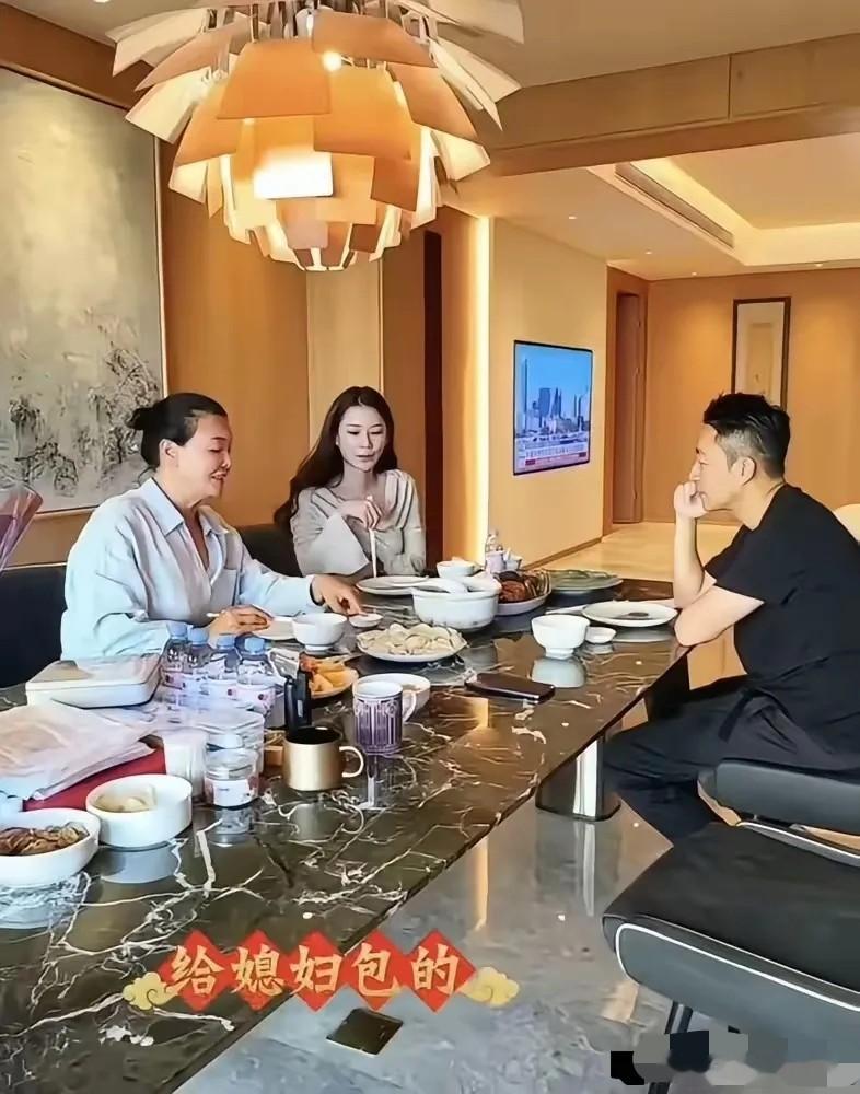 张兰冬至送饺子炖羊排，汪小菲全程黑脸！对亲妈咋就不耐烦？