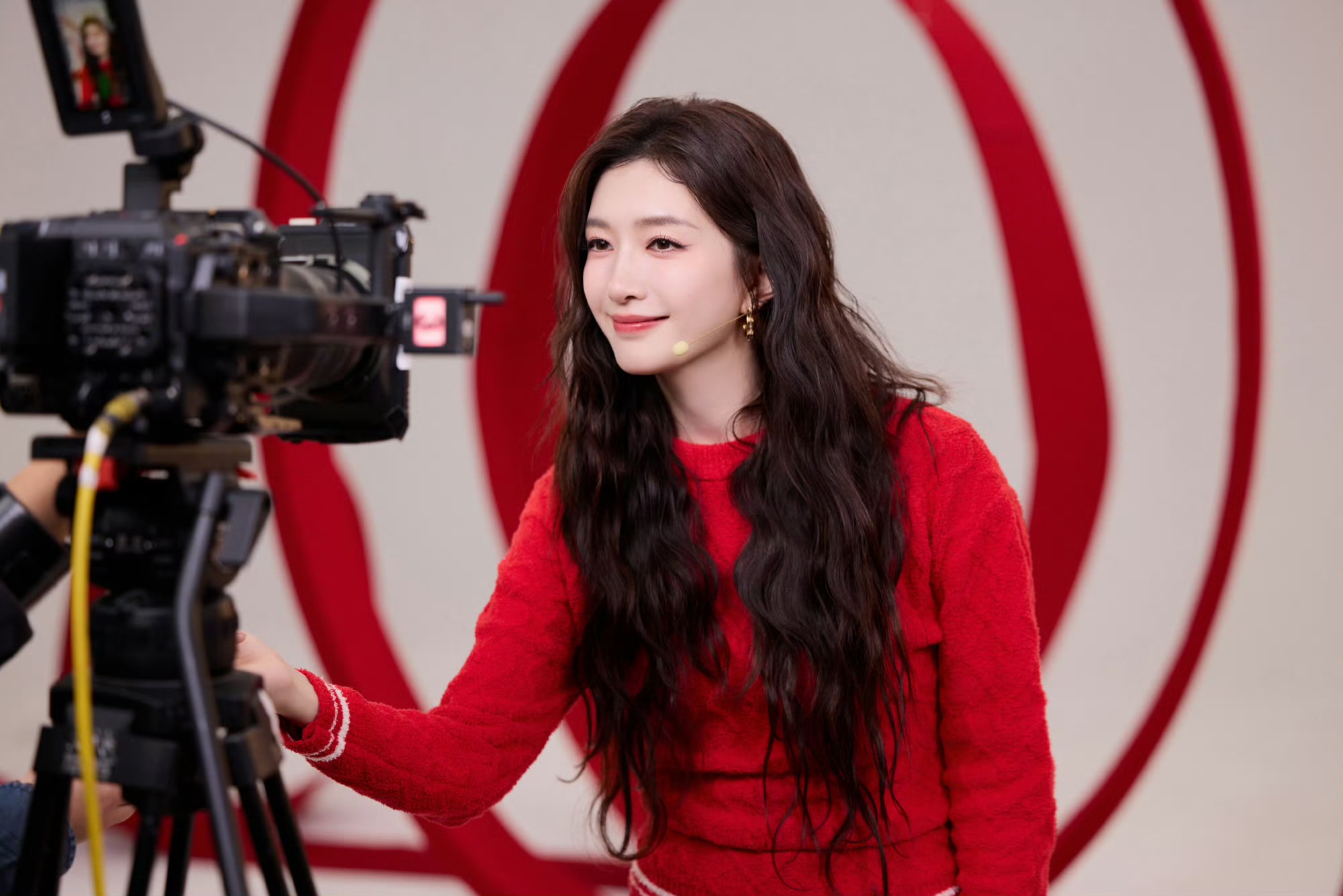 江疏影解锁红系造型，羊毛卷尽显灵动元气，墨镜一戴秒变酷飒范儿