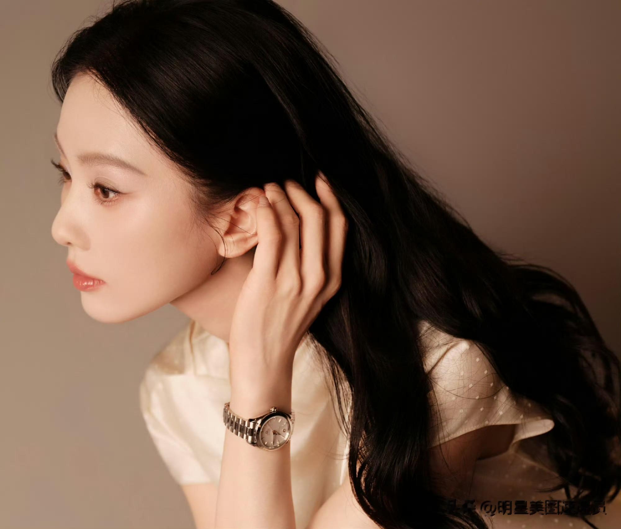 刘诗诗香槟金套装大片|腕间表衬优雅,每帧都是时光里的美人图鉴