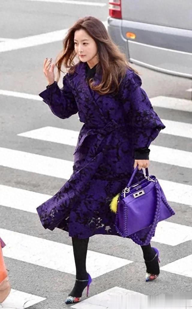 47岁金喜善风格一换惊艳众人！紫色大衣自带贵气滤镜，神秘又优雅