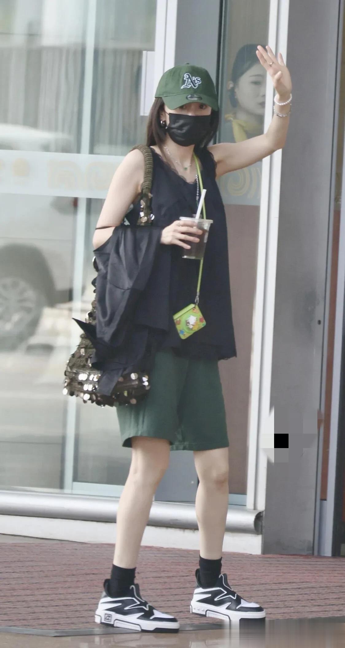 杨幂北京出发上海机场照,运动风酷辣学姐!慵懒随性又显瘦!