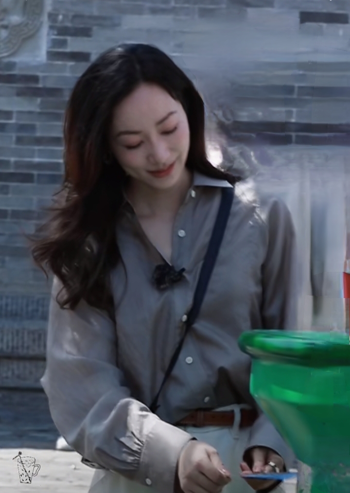 网友偶遇韩雪在古风景点游玩，穿浅灰衬衫配米白阔腿裤，知性优雅