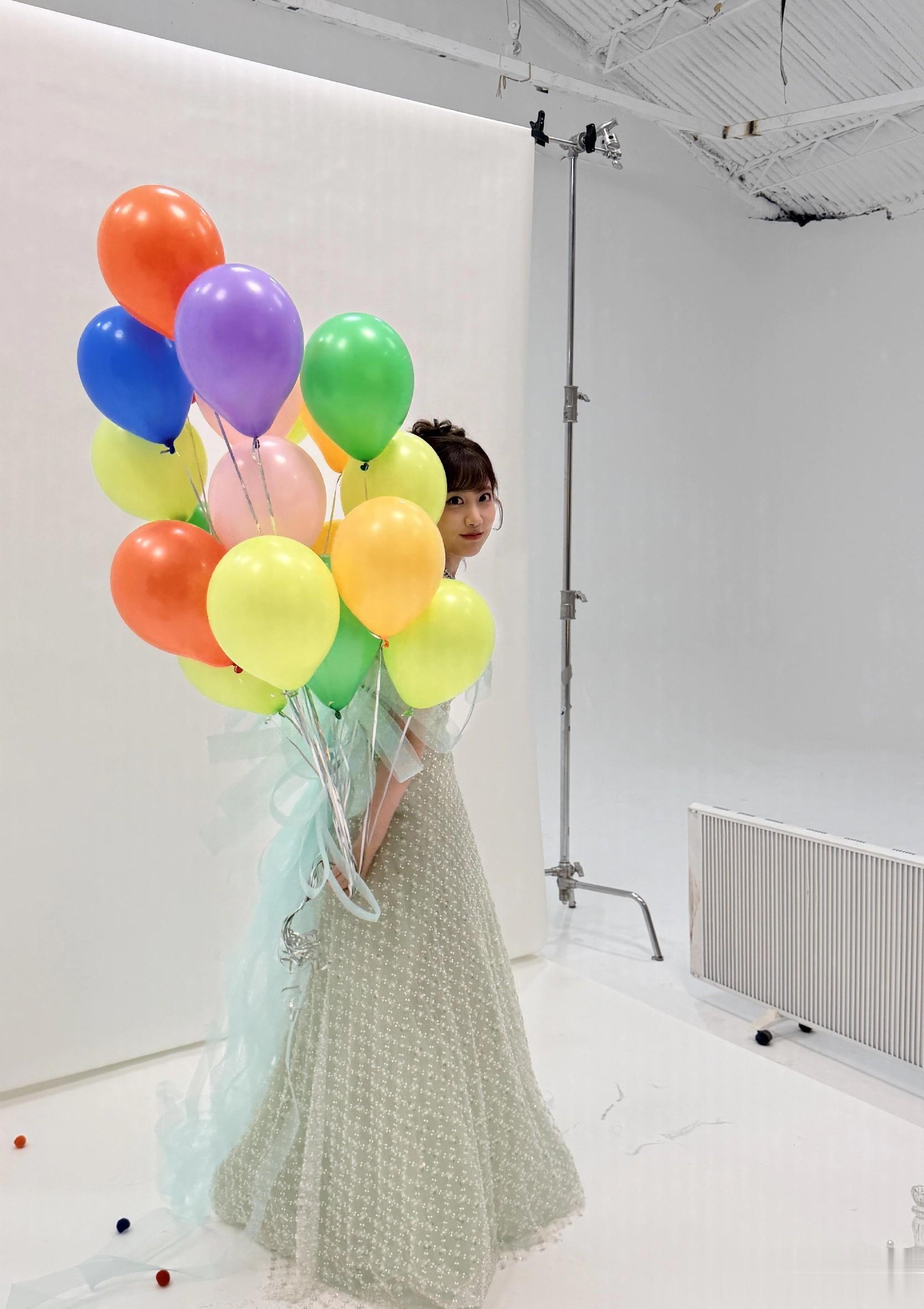 李艺彤分享生日写真美照，蓝色抹胸裙，灵动可爱美得让人移不开眼