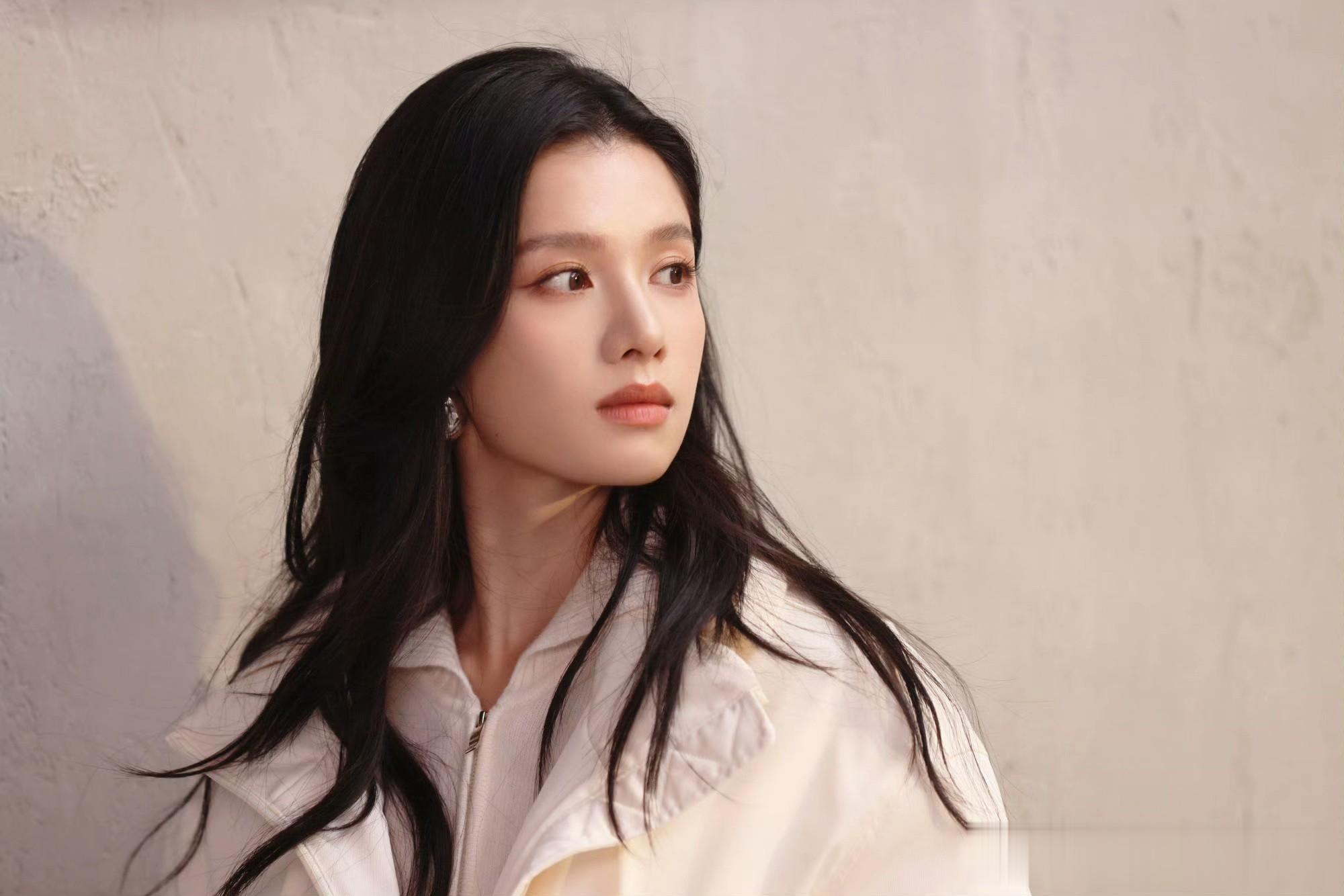 张婧仪黑白穿搭大片，简约风造型诠释冬日时尚质感