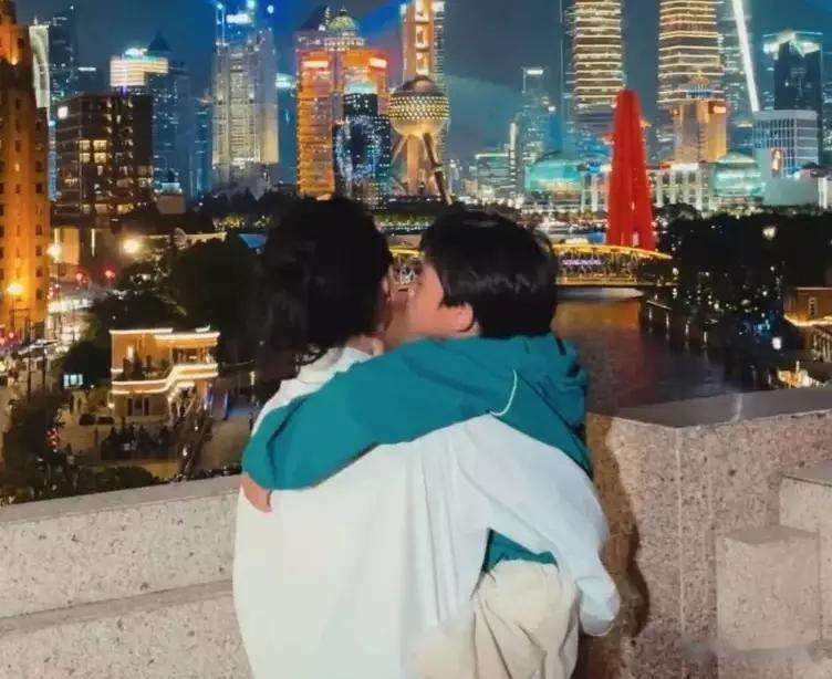 张柏芝带小儿子现身机场！胳膊戴满大金镯很阔气，把俩儿子留澳洲