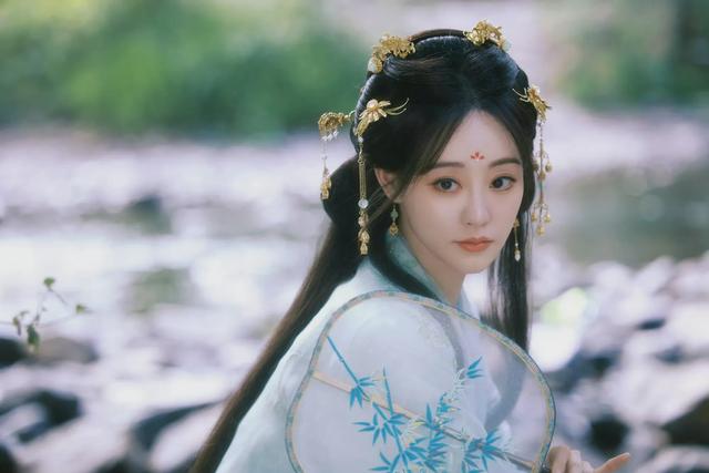 祝绪丹蓝色古装写真图