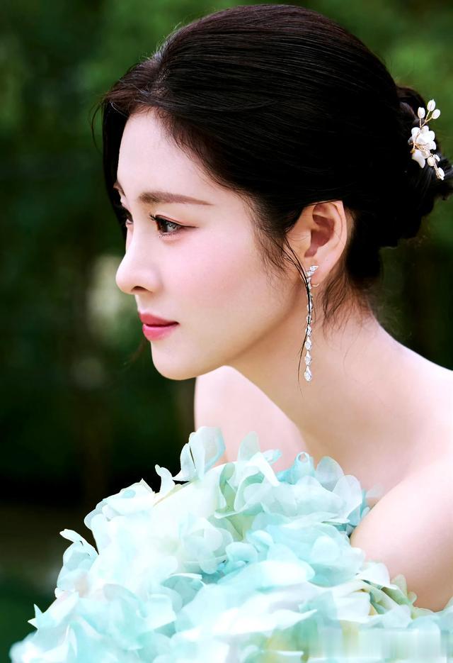 张碧晨|‘腰精’越来越优雅, 这哪是歌手的脸,明明是女明星的脸