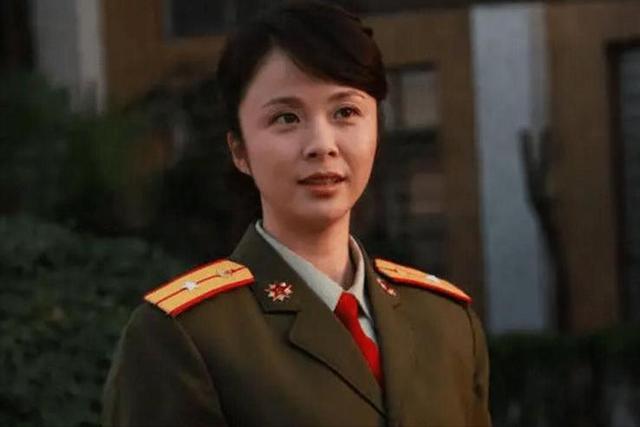 她19岁爱上“老渣男”，相爱7年被抛弃，今43岁脸肿僵硬似蔡明！