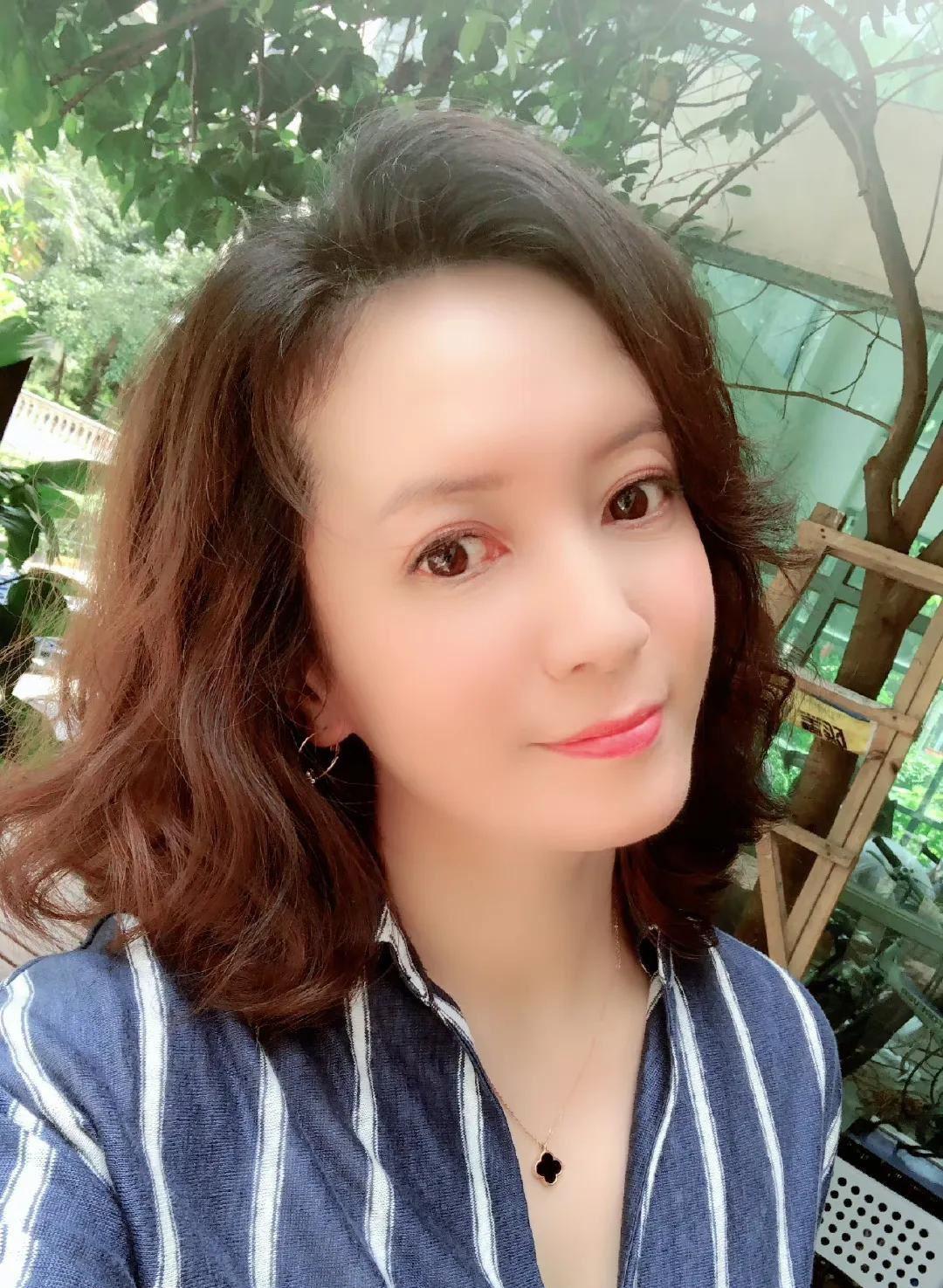 她长得漂亮，演技好，父母却一个瘫痪，一个截肢，丈夫将她宠成宝