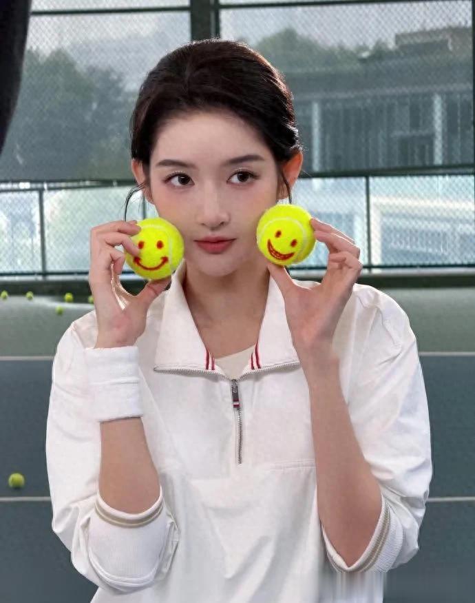 王玉雯这状态谁不迷糊！白色运动上衣搭短裙秀身材，确实很养眼！