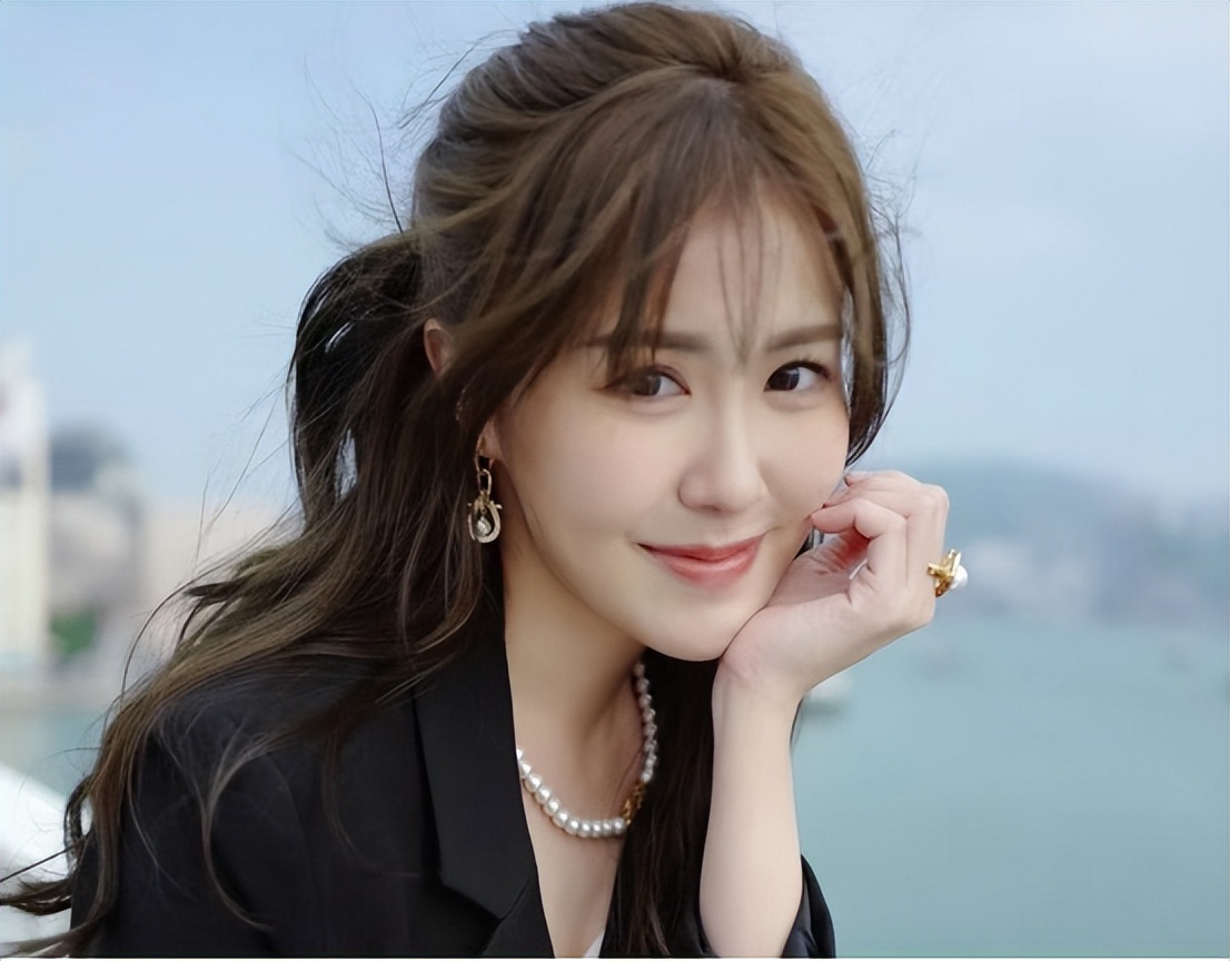 TVB上位花旦内地开音乐会，被批面目狰狞吓坏网民，无表情管理